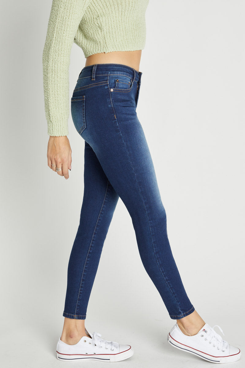 Jeans ajustados al tobillo de tiro medio