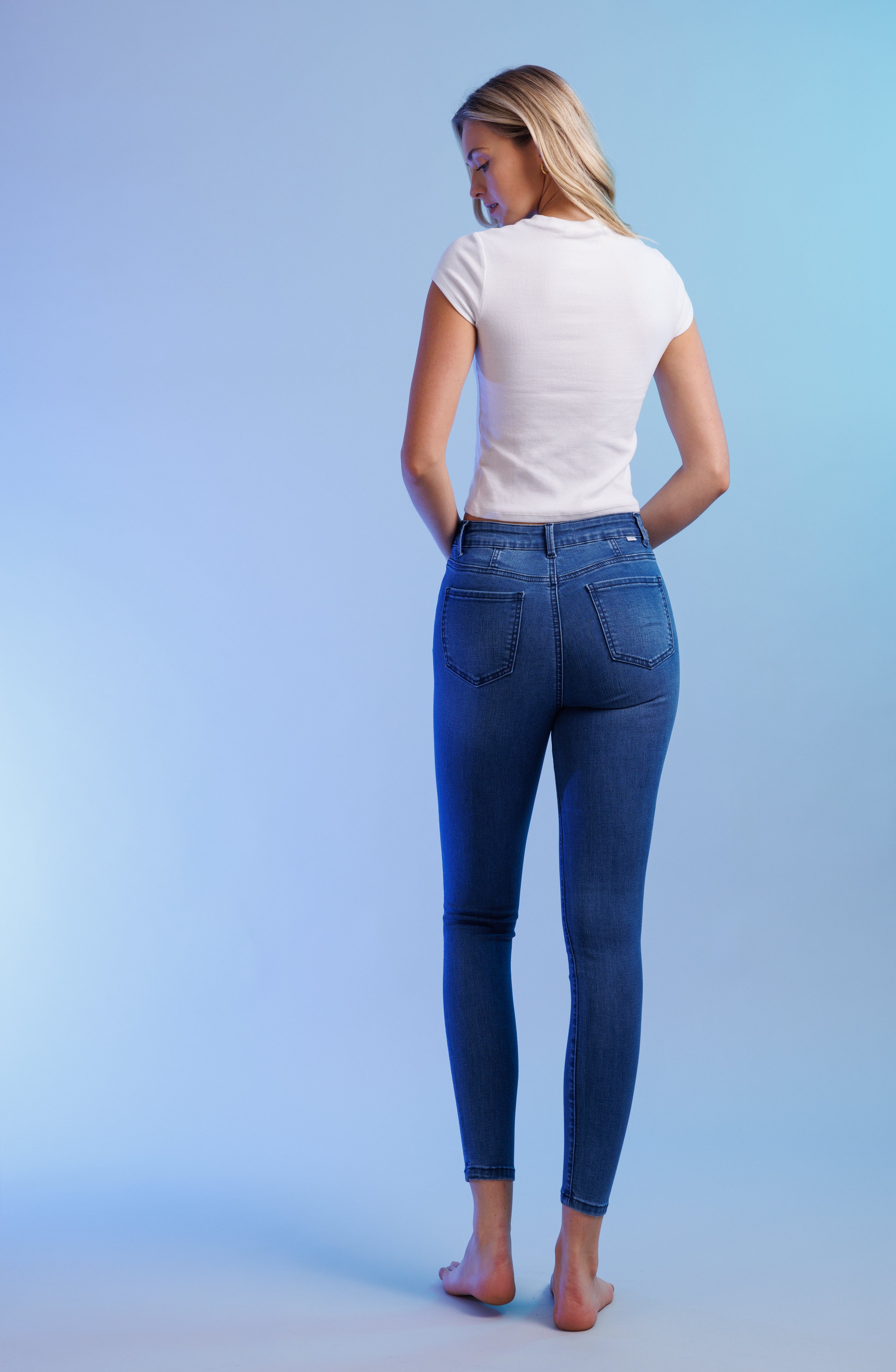 Jeans ajustados al tobillo con tiro alto y costuras