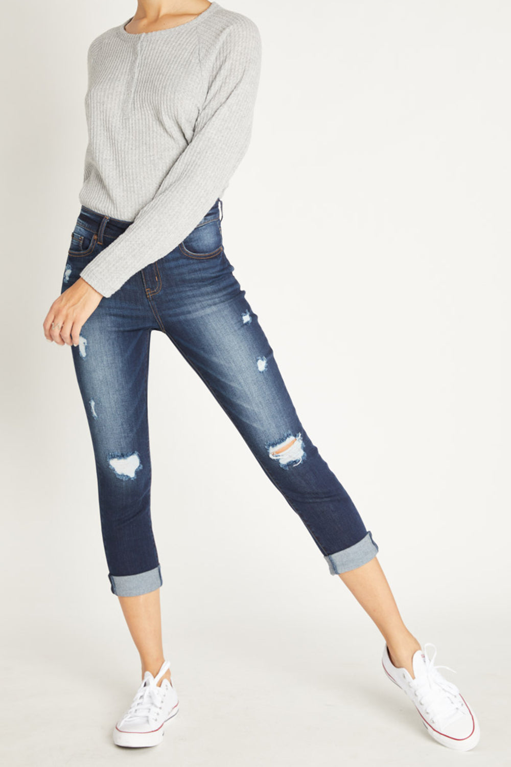 Jeans ajustados cortos de tiro alto con dobladillo con vuelta