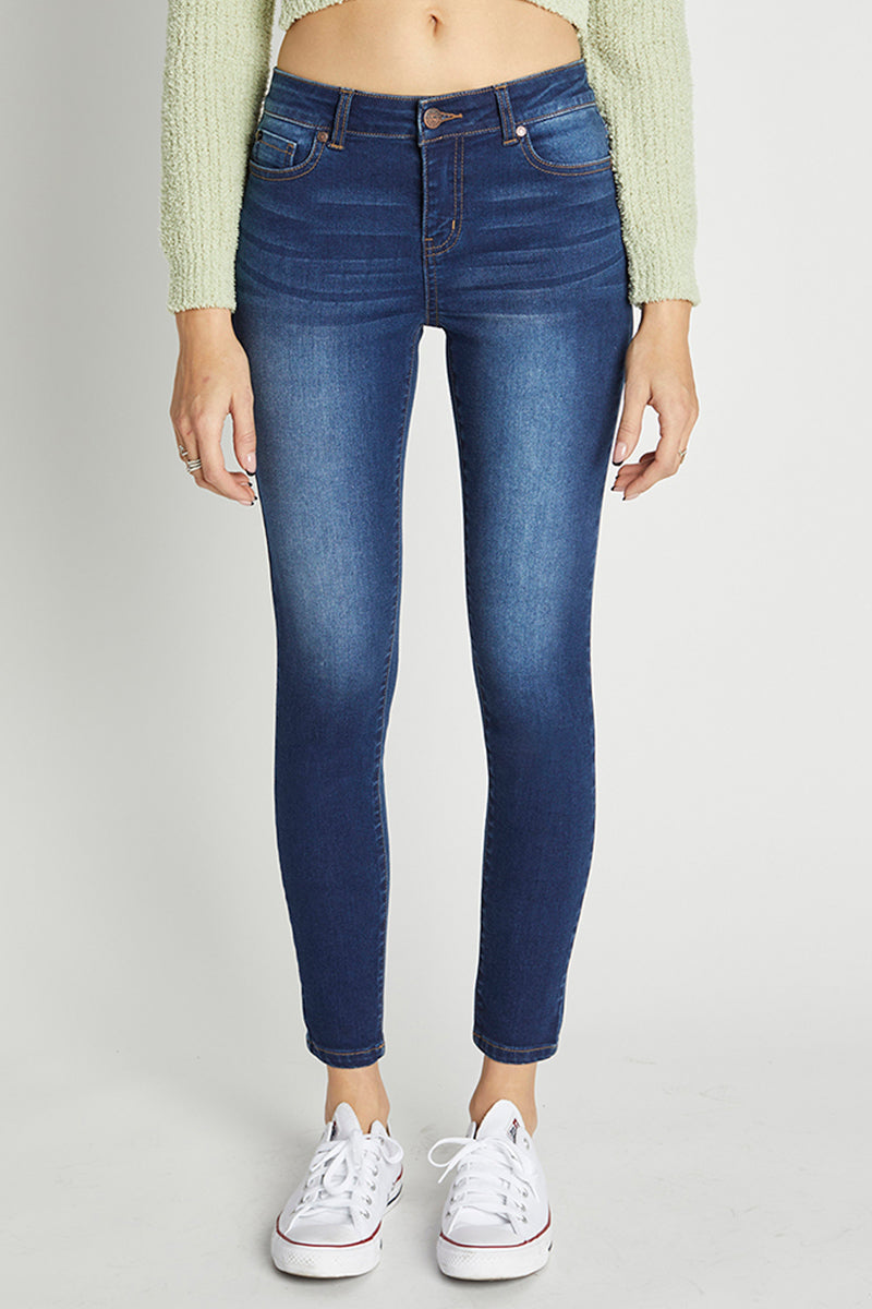 Jeans ajustados al tobillo de tiro medio