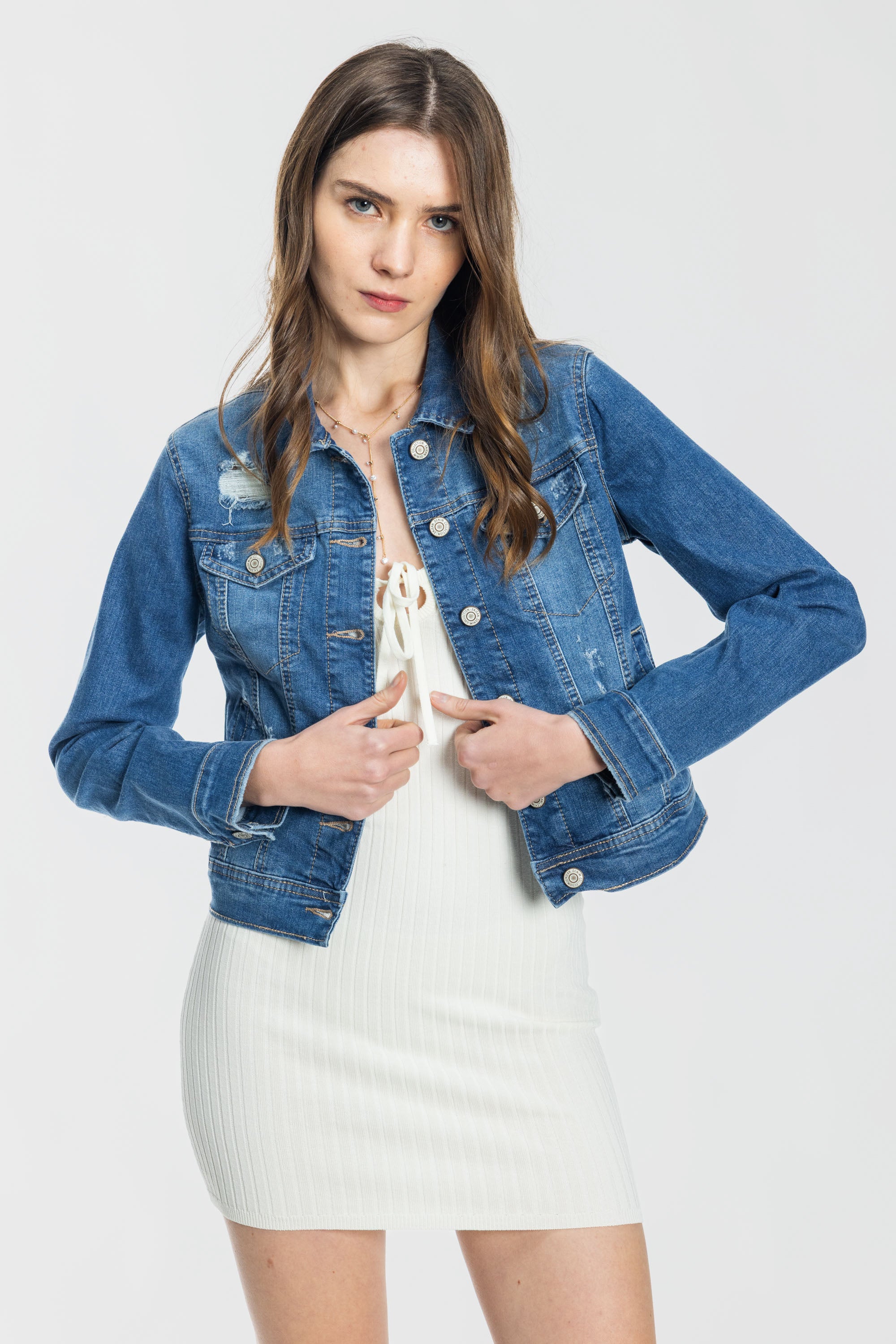 Chaqueta vaquera clásica desgastada