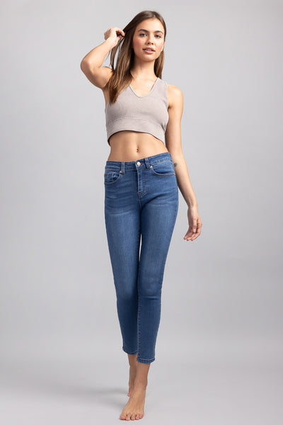 Jeans ajustados al tobillo de tiro medio