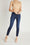 Jeans ajustados al tobillo con tiro alto y costuras