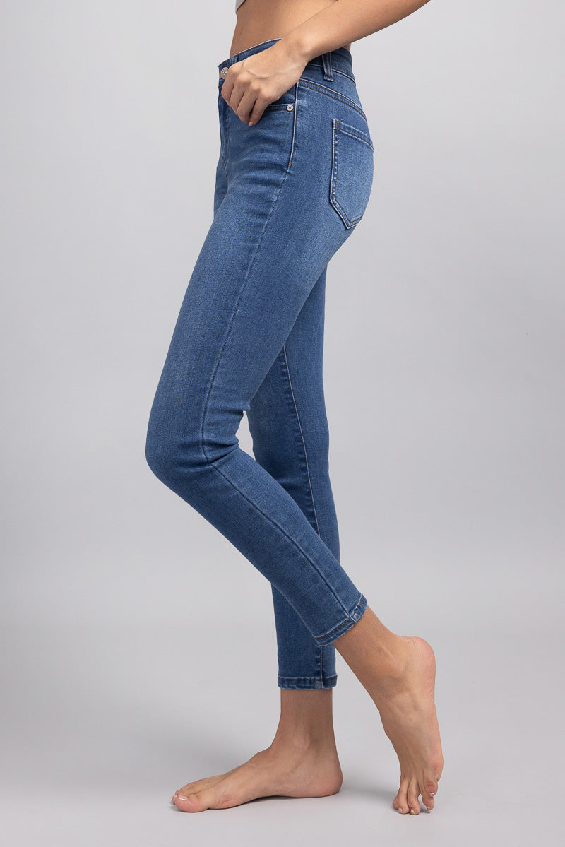 Jeans ajustados al tobillo de tiro medio