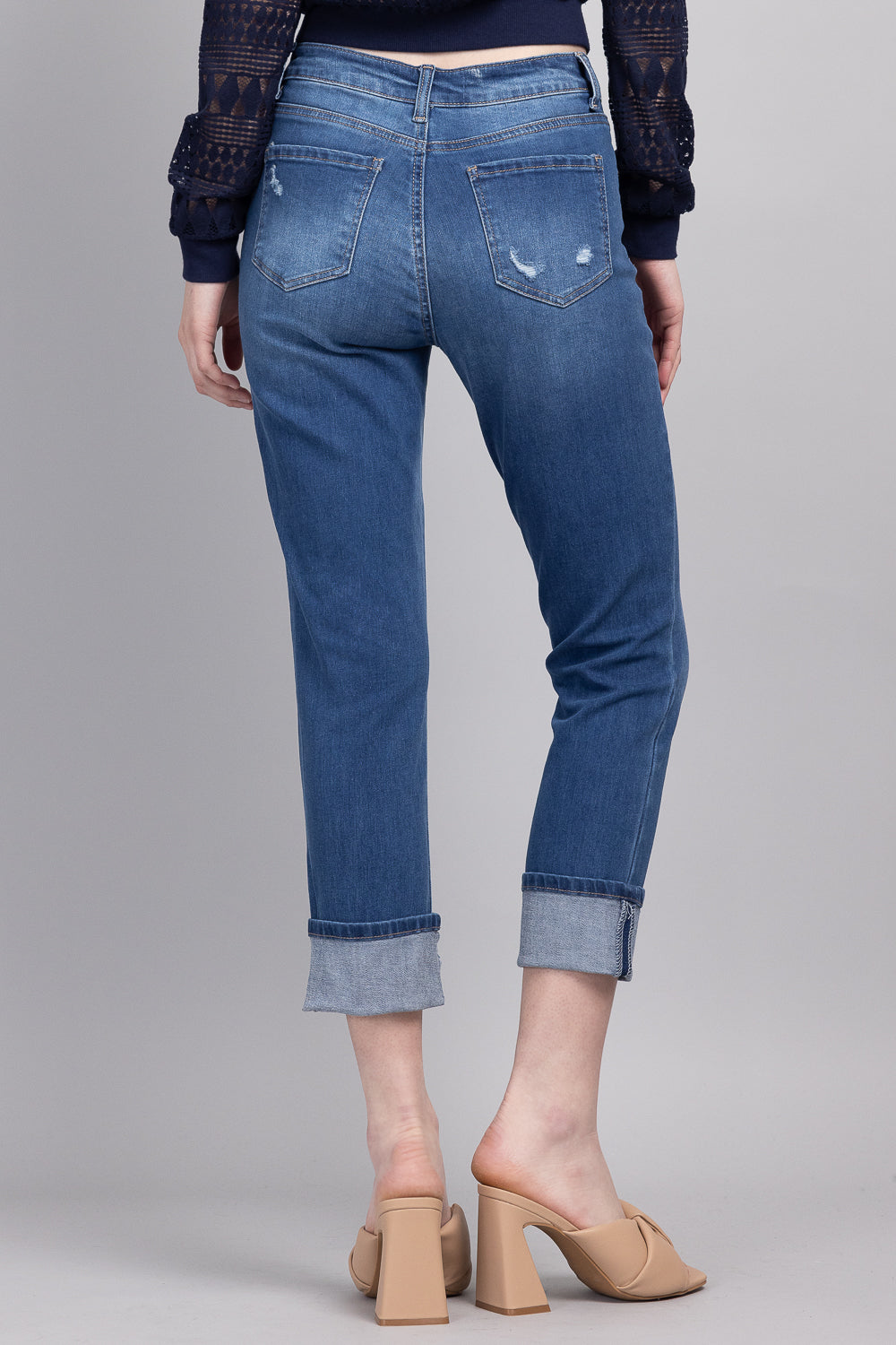 Jeans ajustados cortos de tiro alto con puños anchos