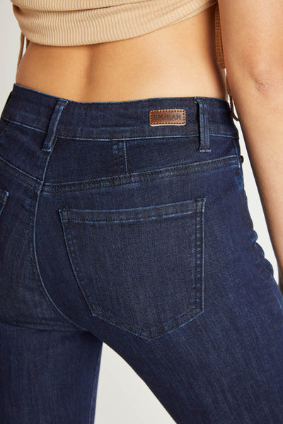 Jeans ajustados al tobillo con tiro alto y costuras