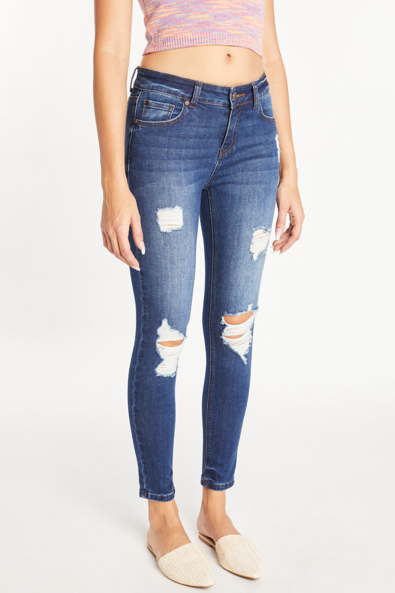 Jeans ajustados de mezclilla con tobillo desgastado