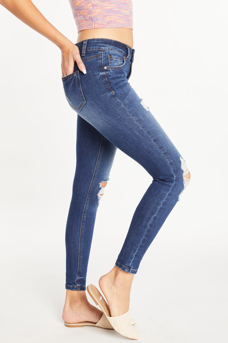 Jeans ajustados de mezclilla con tobillo desgastado