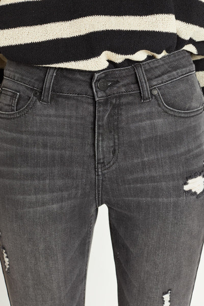 Pantalón pitillo de tiro alto en negro lavado