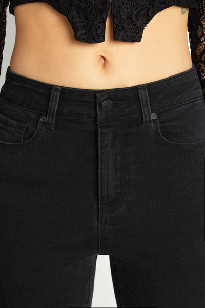 Pantalón pitillo de tiro alto en negro lavado